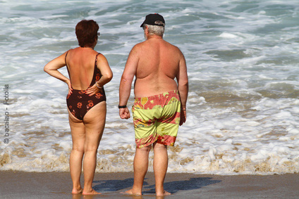 Älteres Paar am Strand: Übergewicht und männliches Geschlecht begünstigen Vorhofflimmern. 
