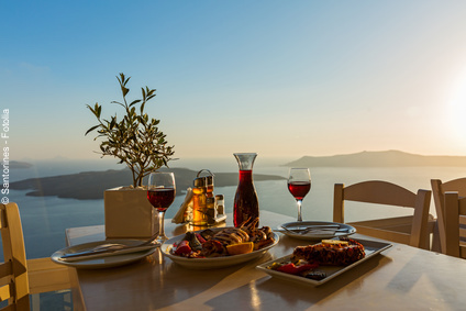 Gedeckter Tisch in der Abendsonne: Mediterrane Ernährung ist gesund und lecker.