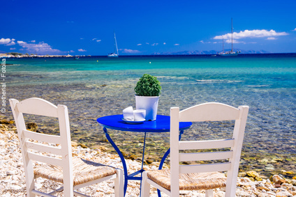 Tischchen in einer griechischen Taverne am Strand: Die mediterrane Küche erwies sich in einer neuen Studie wieder als sehr gesund.
