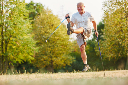 Älterer Mann beim Ausdauertraining: Nordic Walking. 