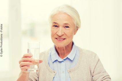 Ältere Dame mit Glas: Abführen Adenome Darm Darmkrebs Darmspiegelung Darmspülung Dickdarm Endoskop Spüllösung Studie Abführmittel Früherkennung Darmkrebsvorsorge