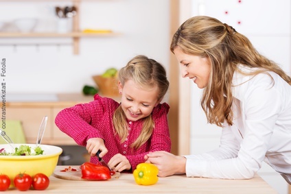 Mutter und Kind beim Kochen: Richtige Küchenhygiene verhindert Lebensmittelinfektionen